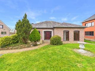 <p><span>Gelegen in de Kerkstraat in Schaffen, op wandelafstand van openbaar vervoer, winkels en scholen, bevindt zich deze instapklare, volledig gelijkvloerse open bebouwing op een mooi en volledig afgesloten perceel. </span></p><p><span>Met een perceelbreedte van 21,5 meter, een diepte van 62,5 meter en een zuidwestgerichte oriëntatie geniet u hier van ruimte, privacy en optimale lichtinval.</span></p><p><span> </span></p><p><span>De woning is praktisch en doordacht ingedeeld. De ruime woonkamer van 43,20 m² vormt samen met de keuken van 18,64 m² een aangename leefomgeving met zicht op de tuin. Aansluitend bevindt zich een veranda van maar liefst 32 m², ideaal als extra leefruimte doorheen de seizoenen.</span></p><p><span>Het slaapgedeelte omvat twee volwaardige slaapkamers (16 m² en 14 m²) met de mogelijkheid tot het creëren van een derde slaapkamer mits beperkte aanpassingen. Daarnaast is er apart gastentoilet, twee praktische bergingen/wasplaatsen en de badkamer. Deze is uitgerust met een dubbele lavabo, een toilet, een douche en een ligbad. </span></p><p><span>De dubbele garage in de kelder en een zolder bereikbaar via luik, voorzien in extra opbergruimte.</span></p><p><span>Dankzij de aanwezige kruipkelder zijn eventuele renovaties gemakkelijk uit te voeren. </span></p><p><span> </span></p><p><span>De tuin met vijver vormt een rustgevende buitenruimte en is volledig afgesloten met vooraan een automatische poort die toegang geeft tot de inrit. Met een EPC-score D is er geen renovatieplicht. Een verzorgde woning die comfort, potentieel en een sterke ligging moeiteloos combineert.</span></p><p><span> </span></p><p><span>Pluspunten:</span></p><p><span>- centrale ligging</span></p><p><span>- volledig gelijkvloers</span></p><p><span>- omheinde tuin</span></p><p><span> </span></p><p><span>De vermelde bewoonbare oppervlakte is de netto-oppervlakte van de woning met uitzondering van de kelder en zolder.</span></p><p><span>Stedenbouwkundige inlichtingen in aanvraag. </span></p>