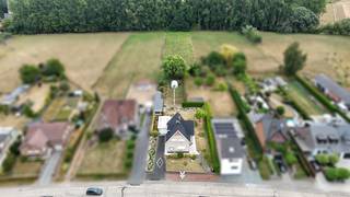 Bent u op zoek naar een open bebouwing op een rustige, landelijke locatie met heel wat ruimte en groen? Dan is deze charmante woning in het landelijke Vloerzegem absoluut een bezoek waard.<br />Bij het binnenkomen verwelkomt de ruime inkomhal u en geeft deze toegang tot de gezellige leefruimte met eetplaats. Aansluitend bevindt zich de ruime, lichtrijke keuken, die uitkijkt op de tuin. Vanuit de keuken bereikt u de aangename veranda, de ideale plek om in alle rust te genieten van het zicht op de prachtig aangelegde tuin.<br />Op de verdieping bevinden zich drie comfortabele slaapkamers en een badkamer met potentieel. Extra bergruimte is voorzien op de geïsoleerde zolder en in de ruime kelder, waar bovendien nog een douche aanwezig is.<br />Ook aan parkeergelegenheid is er geen gebrek: de woning beschikt over een ruime garage en een grote oprit met plaats voor meerdere wagens.<br />Buiten geniet u van een mooi aangelegde tuin met praktische opbergruimtes. Een absolute meerwaarde voor dierenliefhebbers of wie houdt van extra buitenruimte is de achterliggende weide met een oppervlakte van ca. 34a31ca.<br /><br />Dit pand is onderhevig aan de renovatieverplichting die door de Vlaamse overheid wordt opgelegd voor residentiële gebouwen. Meer informatie via energiesparen.be <br />Voor een bezoek, bel 054 23 53 83 of via info@localsvastgoed.be