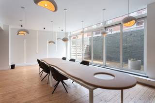 <p>Op een uitstekende locatie in het hart van Antwerpen-Zuid bieden wij deze ruime en onmiddellijk bruikbare kantoorruimte van ca. 360 m² te huur aan.</p>
<p>Het pand is momenteel ingericht met ongeveer 25 tot 30 werkplekken, meerdere vergaderfaciliteiten, een stille werkruimte, een ruime loungezone en een volledig uitgeruste keuken met grote vergadertafel. Dankzij deze indeling is het gebouw uitermate geschikt voor consultancykantoren, vrije beroepen, creatieve bureaus, coworkingconcepten of andere professionele activiteiten.</p>
<p>Daarnaast beschikt het kantoor over meerdere sanitaire voorzieningen, een technische ruimte en een aangenaam terras. Het gunstige EPC-label B zorgt bovendien voor een energiezuinige werkomgeving.</p>
<p>De centrale ligging op wandelafstand van het KMSKA, talrijke horecazaken, openbaar vervoer en belangrijke invalswegen maakt dit een bijzonder aantrekkelijke vestigingsplaats voor ondernemingen die bereikbaarheid willen combineren met een kwalitatieve werkomgeving.</p>
<p><strong>Huurprijs:</strong> € 5.250/maand excl. kosten en onroerende voorheffing.</p>
<h3></h3>