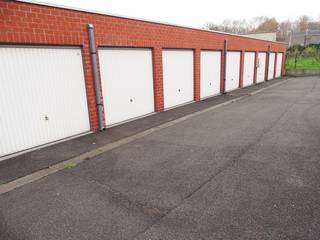 Gelegen in Residentie Ter Beke:<br /><br />Afgesloten garagebox van ongeveer 15 m² , in het centrum van Anzegem.<br />Voorzien van een kantelpoort.