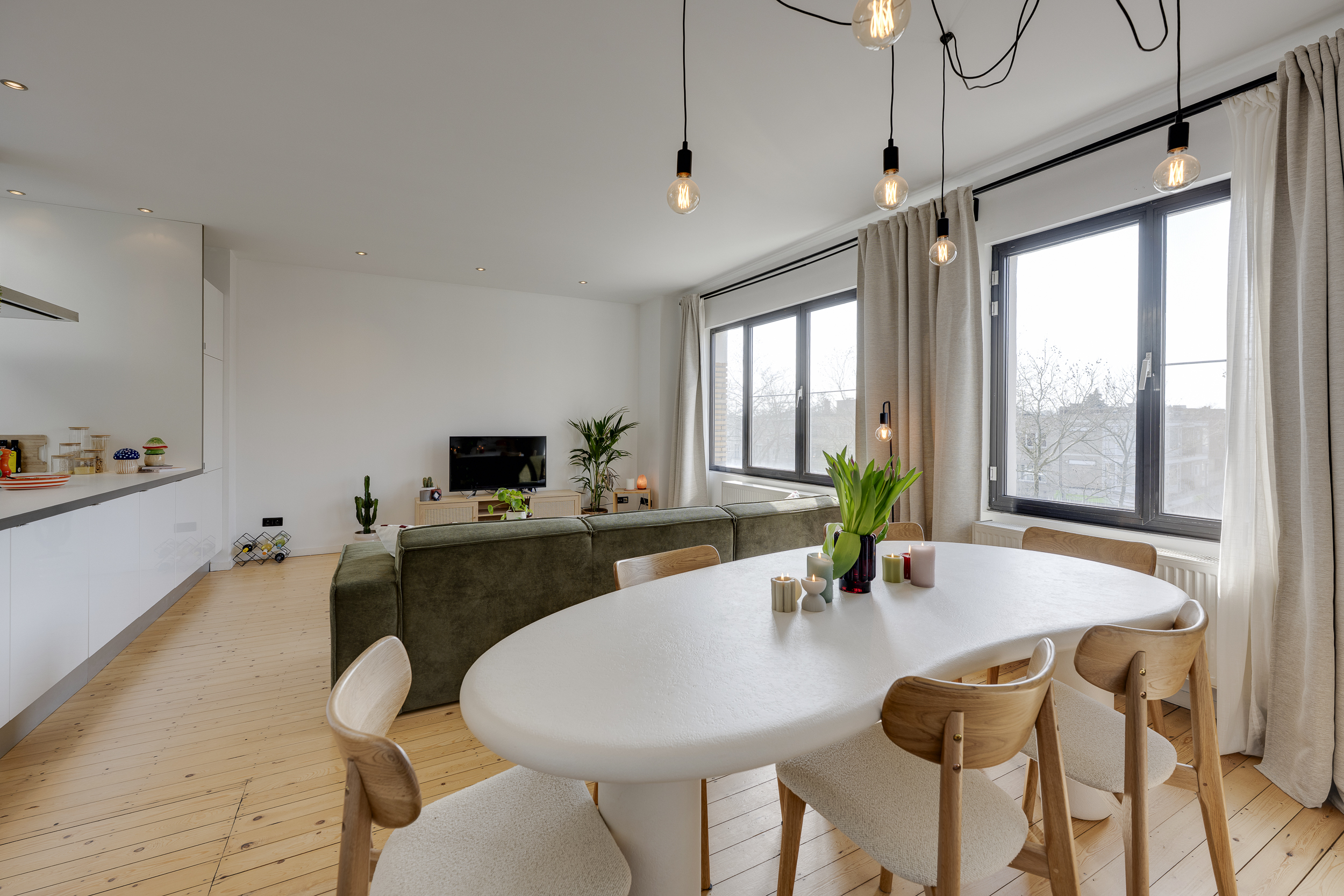 Lichtrijk tweeslaapkamerappartement op een bovenste verdieping - foto 3