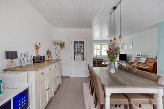 Deze mooie, recent gerenoveerde woning met 4 slaapkamers is gelegen in het centrum van Schoten nabij winkels, scholen, openbaar vervoer,...