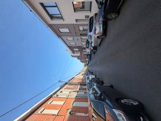<p>Ruime woning in Menen, gelegen aan de stadsrand met vlotte bereikbaarheid.</p>
<p> </p>
<p>Deze verzorgde woning biedt een praktische indeling en voldoende ruimte voor het hele gezin. Dankzij de vier slaapkamers, lichtrijke leefruimtes en het terras geniet je hier van comfortabel wonen in een aangename omgeving. De ligging aan de stadsrand van Menen combineert een rustige woonomgeving met een goede verbinding naar winkels, scholen en invalswegen. Bovendien beschikt de woning over een gunstig EPC-label B, wat bijdraagt aan een energiezuinig wooncomfort. Een interessante opportuniteit voor wie een huis in Menen wil huren met veel potentieel.</p>
<p> </p>
<p>Belangrijkste ruimtes:<br />• Living met aangename lichtinval en voldoende ruimte voor een zit- en eethoek.<br />• Keuken met praktische indeling en aansluiting op de leefruimte.<br />• 4 slaapkamers geschikt als slaap-, kinder- of hobbykamer.<br />• Badkamer met functionele inrichting.<br />• Berging voor extra stockage en praktische organisatie.<br />• Terras waar je kan genieten van een buitenmoment in alle rust.<br />• Kelder met extra opbergruimte.<br />• 2 aparte toiletten.</p>
<p> </p>
<p>Troeven:<br />• 4 volwaardige slaapkamers.<br />• Energiezuinige woning met EPC-label B.<br />• Gelegen aan de stadsrand van Menen met vlotte bereikbaarheid.</p>
<p> </p>
<p>Neem vandaag nog contact op met je makelaar voor een bezoek.</p>
<p> </p>
<p>JOUW DROOMHUIS. ZO GEVONDEN!</p>