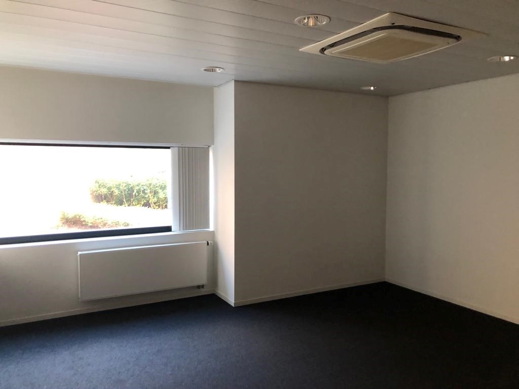 Supermodern  handelspand met  8  vergaderzalen  en tuin   !   Instapklaar !     IGeschikt als  kantoor /kiné of dokterspraktijk / - foto 3