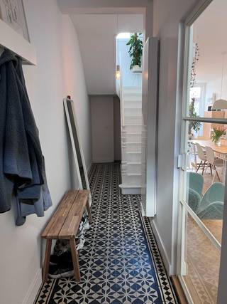 Instapklare, volledig gerenoveerde woning van 135m2 met 3 slaapkamers binnen de grote ring van Hasselt.<br /><br />Een charmante, energiezuinige en volledig gerenoveerde woning op een toplocatie? Deze woning is gelegen binnen de grote ring van Hasselt, op wandelafstand van Quartier Blue en het station. Dankzij de grondige renovatie combineert deze woning hedendaags comfort met authentieke charme.<br />De woning beschikt over een gunstig EPC-label B, een conforme elektrische installatie, een asbestvrije omgeving, zonnepanelen en twee airco-units (in de master bedroom en de zolderruimte), wat garant staat voor energiezuinig en comfortabel wonen.<br /><br />Indeling:<br /><br />Gelijkvloers:<br />• Inkomhal met trap naar de bovenverdieping en de kelder<br />• Gezellige leefruimte met visgraatparket<br />• Open, volledig uitgeruste keuken met kookeiland, voorzien van kwalitatieve toestellen van Siemens en dampkap van Novy<br />• Badkamer op het gelijkvloers<br />• Gezellig, ingesloten terras met optimale privacy<br /><br />Eerste verdieping:<br />• Twee slaapkamers:<br />• Ruime master bedroom aan de voorzijde<br />• Tweede slaapkamer aan de achterzijde met raamdeur en toegang tot het plat dak (mogelijkheid tot dakterras)<br /><br />Zolderverdieping:<br />• Ingerichte zolderruimte, ideaal als werkplek of extra slaapkamer<br />• Veel natuurlijk licht dankzij het velux dakraam<br />• Voorzien van airco<br />Kelder:<br />• Volledig opnieuw bekuipt<br />• Ideaal als opslagruimte<br />• Aansluiting wasmachine<br /><br />Tijdens de renovatie werden verschillende authentieke elementen zorgvuldig behouden, waaronder het prachtige visgraatparket, de karaktervolle vloertegels in de gang en de originele binnendeuren op de bovenverdieping. Dit geeft de woning een unieke en warme uitstraling.<br /><br />Troeven: 3 volwaardige slaapkamers, energiezuinig, zonnepanelen en airco, droge bruikbare kelder, gezellig terras, topligging nabij centrum en station, combinatie van modern comfort en authentieke charme<br /><br />Een ideale woning voor wie comfortabel en zorgeloos wil wonen op een centrale locatie in Hasselt.<br />Beschikbaar vanaf 12 juli.