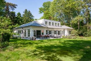 Deze uitstekend onderhouden villa is rustig gelegen in het residentiële Kapellenbos en combineert ruimte, licht en comfort op harmonieuze wijze...