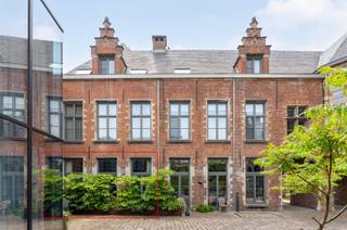 Uniek appartement met terras in historisch stadspaleis in centrum Antwerpen.Voor wie houdt van rust, karakter en erfgoed bieden wij dit bijzonder...