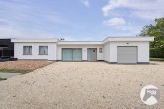 <p>MEISE - Instapklare hedendaagse woning op ruim 30 are – uitzonderlijk rustig gelegen<br /><br />Rust, ruimte en hedendaags wooncomfort komen hier perfect samen. De woning is gelegen in het charmante Rossem, een landelijk deel van Meise, op een royaal perceel van ruim 30 are in agrarisch gebied. Als laatste woning in een doodlopend straatje geniet u hier van uitzonderlijke rust, zonder doorgaand verkeer, omgeven door groen en met een heerlijk gevoel van privacy en vrijheid.<br /><br />Deze instapklare, vrijstaande woning valt op door haar strakke architectuur, mooie materialen en royale volumes. Het hart van de woning is de ruime leefruimte, waar de open keuken met groot kookeiland, eetplaats en zithoek mooi in elkaar overvloeien. Een praktische bijkeuken zorgt voor extra comfort. Grote raampartijen brengen veel natuurlijk licht binnen en versterken het contact met de tuin. De haard met warme houtaccenten vormt een sfeervolle blikvanger.<br /><br />De woning beschikt over vier ruime slaapkamers, waaronder een comfortabele master bedroom met zicht op de tuin.<br /><br />Een verrassende extra troef bevindt zich op kelderniveau: een royale, nog vrij in te richten polyvalente ruimte. Ideaal als mancave, thuisbioscoop, hobbyruimte, fitness of ontspanningsruimte.<br /><br />Naast de inpandige garage beschikt de eigendom over een ruime vrijstaande garage, die zich uitstekend leent als atelier, werkplaats of hobbyruimte.<br /><br />Buiten komt de uitzonderlijke ligging volledig tot haar recht. Het perceel van ruim 30 are biedt een royale tuin met prachtige aansluiting op het omliggende landelijke landschap en de open velden. Hier staan rust, privacy en buitenleven centraal.<br /><br /><span><strong>Enkele troeven:</strong></span><br /><br />- Instapklaar &amp; hedendaags – strakke architectuur, mooie materialen en royale leefruimtes<br />- Ruim 30 are groot perceel met open, landelijk karakter<br />- Uitzonderlijke ligging – laatste woning in een doodlopend straatje, zonder doorgaand verkeer<br />- Extra mogelijkheden – grote polyvalente kelderruimte, ideaal als mancave, cinema of hobbyruimte<br />- Twee garages – inpandige garage én ruime vrijstaande garage met potentieel als atelier<br /><br />Deze woning combineert modern wooncomfort, uitzonderlijk veel ruimte en landelijke rust op een unieke locatie<br /><br />Wens je een bezoek in te plannen? Neem dan zeker contact op via 053/60.65.66.</p>
