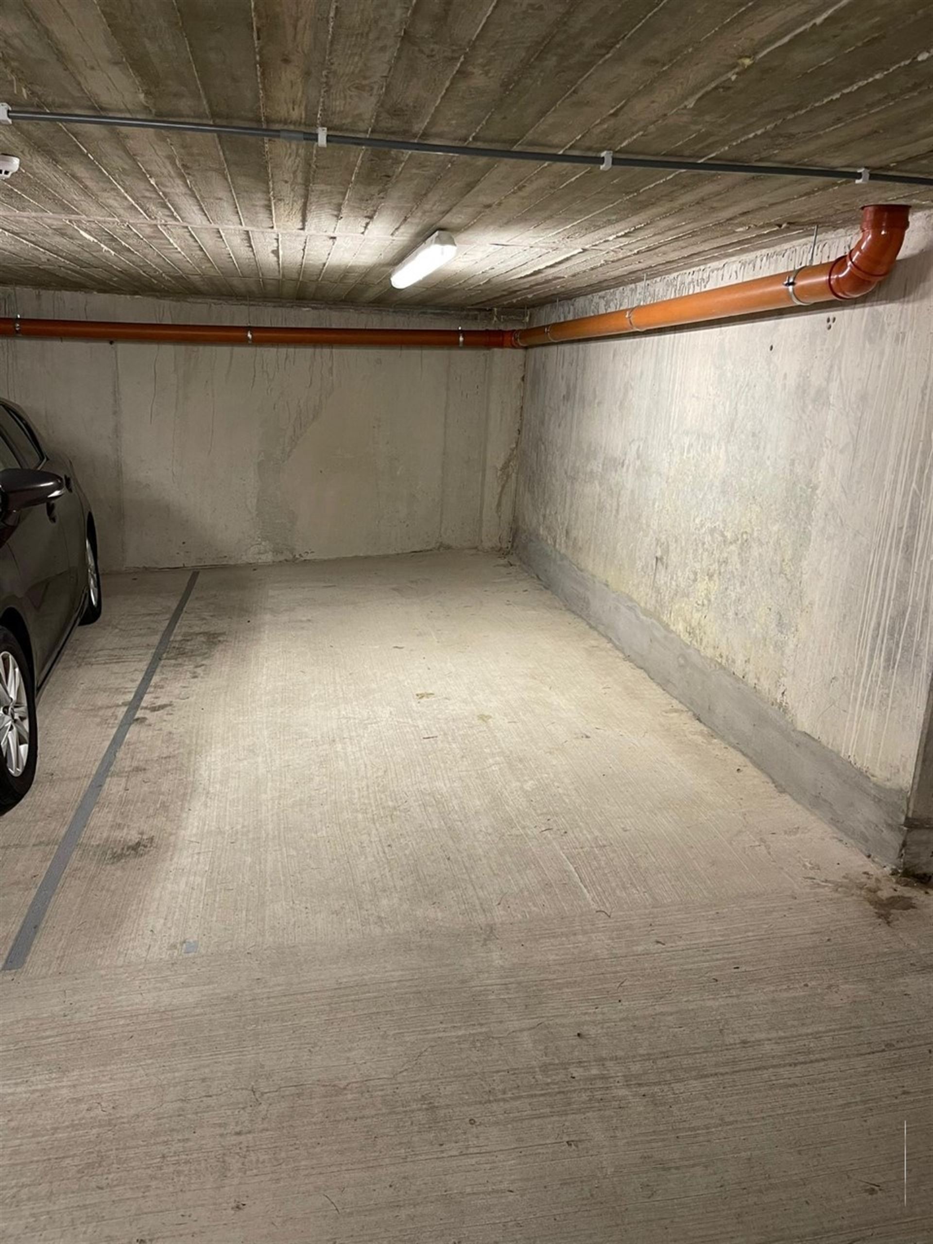 Ondergrondse autostaanplaatsRuime ondergrondse autostaanplaats gelegen in residentie Plantsoen te Boom.  Afmetingen: 2.5 x 5 m Meteen beschikbaar