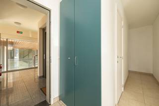 Recent appartement (2012) in het centrum van Strombeek-Bever, ideaal als belegging of voor eigen bewoning! Het appartement bestaat uit: een inkomhal met aparte wc, een lichtrijke leefruimte met een open volledig ingerichte keuken en bijhorende berging/wasplaats, 2 slaapkamers (13m² en 9m²) met telkens bijhorend terras van 7m² en een douchekamer met inloopdouche en 2 lavabo's. Het appartement beschikt ook over een handige voorraadkelder en een overdekte staanplaats in de kelderverdieping van het gebouw. De elektrische installatie is conform, de EPC-score is B en het appartement wordt verwarmd met een individuele condensatieketel op aardgas.