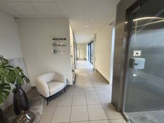 Kantoor te huur van ca. 245 m² op toplocatie in Waregem. Het kantoor is gelegen langs de Ring van Waregem en beschikt over...