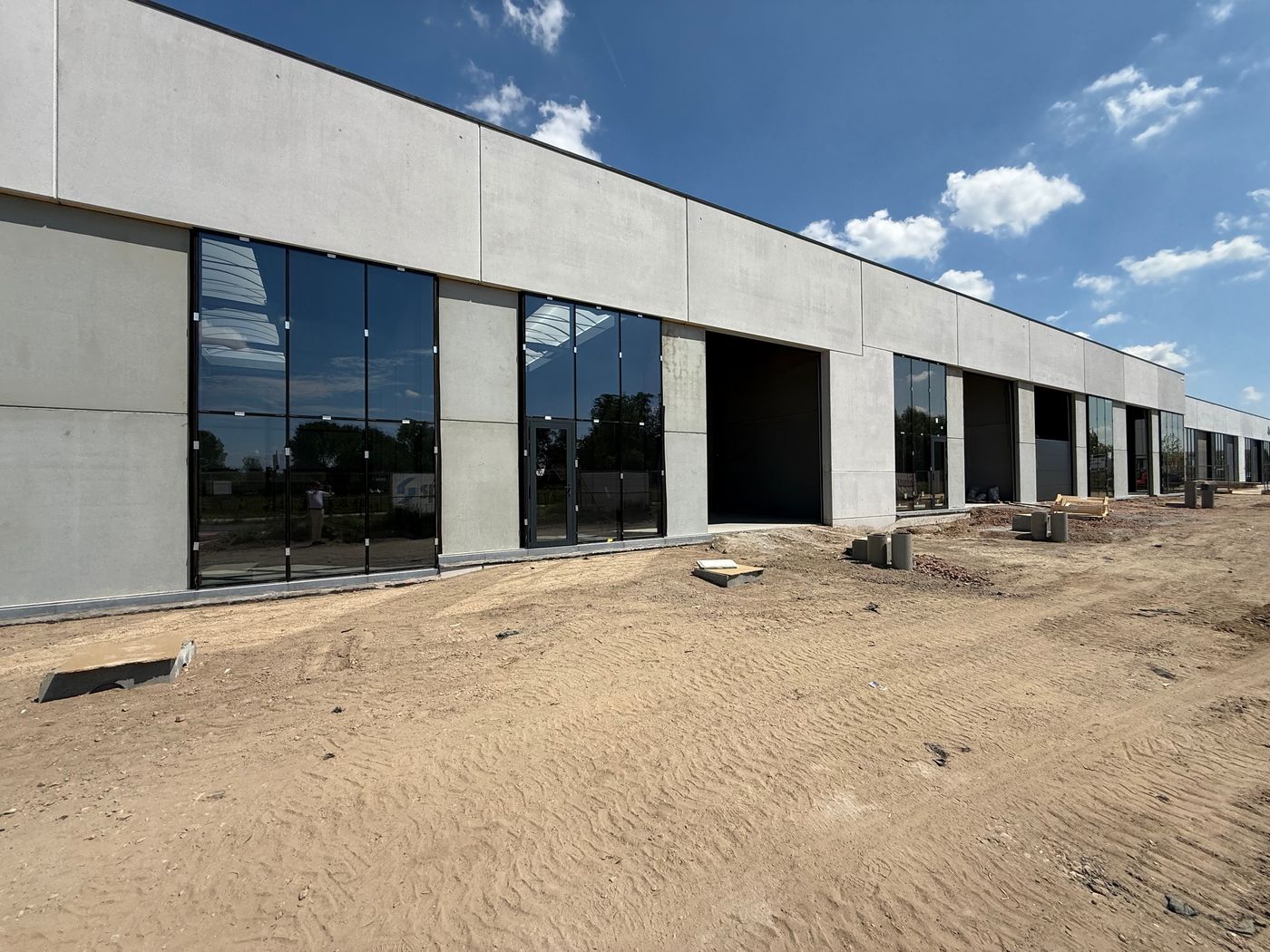 276 m² nieuwbouw KMO-unit/showroom met grote glaspartijen - photo 3