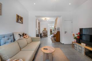 Deze stijlvol gerenoveerde woning uit 2022 combineert hedendaags wooncomfort met een uitstekende ligging nabij Leuven en alle dagelijkse voorzieningen. Met een bewoonbare oppervlakte van 150 m², EPC-label B en een conforme elektrische keuring is deze woning bijzonder energiezuinig en futureproof. De inkomhal leidt naar de lichtrijke leefruimte met aansluitende eetplaats en een elegant ingerichte keuken, voorzien van alle nodige toestellen en een aangename flow. Op het gelijkvloers bevinden zich tevens een gastentoilet, extra bergruimte en een inpandige garage met plaats voor fietsen, wasmachine en stockage. Via de uniek afgewerkte trap bereikt u drie ruime slaapkamers, waarvan twee met mezzanine, Veluxramen met verduistering en zonneschermen. De ruime badkamer beschikt over zowel een inloopdouche als ligbad en een tweede toilet. Buiten geniet u van een zonnig terras met zonnetent en een ruime zuidgerichte tuin, waarbij de inbegrepen grasrobot het onderhoud grotendeels uit handen neemt. Achteraan zijn er nog twee extra autostaanplaatsen voorzien. Ook het tuinhuis, de ingebouwde bureau en vliegenramen in elke ruimte zijn inbegrepen. Een droge kelder biedt bijkomende opbergruimte. Delhaize, Lidl, bakker, een nieuwe Colruyt, fitness en scholen bevinden zich vlakbij, het bos ligt op slechts 10 minuten wandelen. Een bijzonder complete en smaakvol afgewerkte woning waar werkelijk alles werd vernieuwd. Interesse? Contacteer ons via info@homies.be of 016 22 82 22. (stedenbouw in aanvraag)