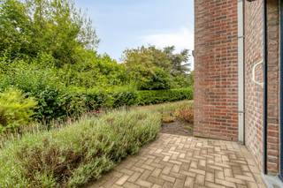 Ruim, gelijkvloers appartement (103m2 bewoonbare oppervlakte, EPC 209, bouwjaar 2004) te koop met 2 slaapkamers, aangename (gunstig georiënteerde) terrassen + stadstuin en zicht op de aangelegde, gemeenschappelijke binnentuin, mogelijkheid tot het aankopen van een ondergrondse, ruime autostandplaats + kelderberging aan € 25.000,00. Langs de Dampoortstraat, aan de Dampoort / het Zuidervaartje en de Brugse stadsvesten, geniet men van een uitstekende locatie vlakbij openbaar vervoer, buurtwinkels, scholen, sportcentrum en een vlotte verbinding richting Damme, Knokke...  Lift aanwezig. <br />Indeling:<br />Gelijkvloers (circa 103m2 bewoonbare oppervlakte):<br />- Inkomhal (8m2) met gastentoilet;<br />- ruime woonkamer (40m2) met schuifraam (voorzien van automatische rolluiken), dat u toegang tot het gunstig georiënteerde terras + stadstuin biedt;<br />- ingerichte leefkeuken (12m2);<br />- praktische berging (5m2) aansluitend aan de keuken met aansluiting voor wasmachine / cv-installatie;<br />- badkamer (10m2) voorzien van dubbele lavabo in meubel en douche;<br />- 2 slaapkamers (16m2 &amp; 12m2).<br />Kelderverdieping:<br />- Mogelijkheid tot aankopen van ruime, ondergrondse autostandplaats + kelderberging aan 25.000,00 euro.<br />- Gemeenschappelijke fietsenberging.<br /><br />Bestuursmaatregelen in het maatregelenregister: nee