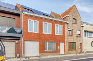 <span><span><strong>Ligging en bereikbaarheid</strong><br />Deze woning is gelegen in <strong>Bellegem</strong>, een rustige en landelijke deelgemeente van Kortrijk. De <strong>Bellegemsestraat</strong> biedt een vlotte verbinding met het centrum van Kortrijk en de omliggende gemeenten, waaronder Rollegem en Moeskroen. Ook de belangrijkste invalswegen, de R8 en de E17 zijn gemakkelijk bereikbaar.<br />De omgeving combineert het aangename karakter van een landelijke woonomgeving met een goede bereikbaarheid. In de nabije omgeving bevinden zich onder meer lokale voorzieningen, scholen, winkels en openbaar vervoer.<br />De Bellegemsestraat wordt momenteel gefaseerd heraangelegd, met aandacht voor verkeersveiligheid, fiets- en voetgangersvoorzieningen en een kwalitatieve inrichting van de straat.<br /><br /><strong><u>Indeling:</u></strong><br /><strong><u>Gelijkvloers</u></strong></span></span>
<ul>
	<li><span><span>Inkom</span></span></li>
	<li><span><span>Salon</span></span></li>
	<li><span><span>woonkamer</span></span></li>
	<li><span><span>Grote volledig uitgeruste keuken</span></span></li>
	<li><span><span>Wasruimte</span></span></li>
	<li><span><span>Toilet</span></span></li>
	<li><span><span>Garage/berging</span></span></li>
</ul>
<span> <span><strong><u>Eerste verdieping</u></strong></span></span>

<ul>
	<li><span><span>2 slaapkamers</span></span></li>
	<li><span><span>Badkamer met toilet, lavabo, inloopdouche en ligbad</span></span></li>
</ul>
<span> <span> <strong><u>Tweede verdieping</u></strong></span></span>

<ul>
	<li><span><span>2 slaapkamers</span></span></li>
	<li><span><span>Tussenruimte voor berging of bureau</span></span></li>
</ul>
<span> <span> <strong><u>Tuin</u></strong></span></span>

<ul>
	<li><span><span>Tuin en nieuw terras met zicht op een groene omgeving.</span></span></li>
</ul>
<span><span><strong><u>Troeven van deze woning:</u></strong></span></span>

<ul>
	<li><span><span><strong>goede verbinding</strong> naar winkels, scholen en openbaar vervoer;</span></span></li>
	<li><span><span>groene omgeving met veel wandel- en fietsmogelijkheden;</span></span></li>
	<li><span><span>combinatie van <strong>rust, natuur en bereikbaarheid</strong>;</span></span></li>
	<li><span><span><strong>4 slaapkamers;</strong></span></span></li>
	<li><span><span><strong>EPC</strong> C;</span></span></li>
	<li><span><span>Bruikbare vloeroppervlakte<strong> 224 m²</strong>;</span></span></li>
	<li><span><span>Veel ingemaakte kasten en berging;</span></span></li>
</ul>
<span> <span><strong><u>Constructie en faciliteiten</u></strong></span></span>

<ul>
	<li><span><span><strong>Dubbel en deels hoogrendementsglas gecombineerd met</strong> PVC en Aluminium ramen;</span></span></li>
	<li><span><span><strong>Thuisbatterij van 10 KW;</strong></span></span></li>
	<li><span><span><strong>13</strong> <strong>zonnepanelen van 395 Wp;</strong></span></span></li>
	<li><span><span>Electriciteit <strong>conform;</strong></span></span></li>
	<li><span><span>Steenput aanwezig;</span></span></li>
	<li><span><span>Warmteboiler warm water;</span></span></li>
	<li><span><span>Digitale tellers;</span></span></li>
	<li><span><span>Garage/berging voor fietsen;</span></span></li>
	<li><span><span>Veel ingemaakte kasten;</span></span></li>
</ul>
<span><span><strong>Wenst u deze instapklare woning te bezichtigen?</strong><br />Maak dan nu uw afspraak op het nummer 051/50 11 51 of mail naar info@diksimmo.be en ontdek uw nieuwe thuis in Bellegem.</span></span>