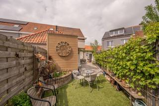 Deze instapklare rijwoning met garage, 3 slaapkamers en buitenruimte is rustig gelegen in een kindvriendelijke woonwijk, op wandelafstand van het strand, de duinen en het station. Bovendien geniet de woning van een vlotte verbinding naar Blankenberge, Brugge en Knokke.<br />Op het gelijkvloers bevindt zich de inkomhal, een ruime en lichtrijke woonkamer met eetplaats, aansluitend een volledig uitgeruste keuken, een afzonderlijke wasplaats en een eerste badkamer. De eerste verdieping omvat de nachthal, twee volwaardige slaapkamers met ingemaakte kasten en een tweede badkamer. Via een vaste trap bereikt men de tweede verdieping waar zich de derde slaapkamer en extra bergruimte bevinden. Daarnaast beschikt de woning over een garage en aangename buitenruimte.<br /><br />Extra troeven: Verwarming op aardgas (condenserende ketel 2026), Dubbele beglazing, PVC-ramen met elektrische rolluiken...<br /><br />Een absolute aanrader voor wie op zoek is naar een verzorgde en instapklare woning met garage in een rustige buurt te Zeebrugge.<br /><br />Voor meer informatie of een bezoek ter plaatse aarzel niet en bel Gaëlle op het nummer 0479 17 17 17