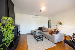 Locatie
Dit appartement is gelegen in de gegeerde Neerlandwijk in Wilrijk, een rustige en groene woonwijk die bijzonder geliefd is bij gezinnen dankzij haar residentieel karakter, goede bereikbaarheid en uitgebreide voorzieningen in de directe omgeving. De wijk bevindt zich op korte afstand van het centrum van Wilrijk en biedt een vlotte verbinding naar zowel Antwerpen als Brussel via de A12 en E19.
Indeling
Inkomhal: u bereikt het appartement op de tweede verdieping via de trap. Je betreedt het appartement via de ruime inkomhal met ingemaakte kasten.
Leefruimte: met de kamerbrede ramen profiteert de ruime leefruimte (38 m²) optimaal van elk streepje dag- en zonlicht.
Keuken: aansluitend aan de leefruimte vinden we de open keuken (2023) uitgerust met o.a. een inductiekookplaat, een dampkap, ijskast en diepvriezer, microgolf en combi-oven.
2 slaapkamers: achteraan gelegen bevinden zich 2 mooie volwaardige slaapkamers van ca. 13 en 12 m². Via de grootste slaapkamer bereikt u het zonnige terras (7 m²).
Badkamer: de badkamer heeft alles wat u nodig hebt. Een meubel met een dubbele lavabo en een inloopdouche.
Gastentoilet: voorzien van een handenwasser.
Wasplaats: met aansluitingen voor wasmachine en droogkast.
Garagebox met oprit: elektrische sectionale poort op afstandbediening. ideaal voor het parkeren van uw wagen en/of als extra opbergruimte, verplicht bij aan te kopen aan €30.000.
Troeven
✔ Rustig wonen in gegeerde Neerlandwijk
✔ Individuele meters
✔ Garagebox met oprit
✔ Terras met zuidoriëntatie
✔ Elektriciteit conform
✔ Gunstige EPC-score (B)
Technisch
Het ruime appartement bevindt zicht in een gebouw van 1982. U verwarmt uw appartement met een individuele cv-ketel (2012) op gas. De ramen (2014) zijn aluminium en zijn voorzien van dubbel hoogrendementsglas alsook van vliegenramen. Het appartement is voorzien van airco - lucht-lucht warmtepomp (2021) in de woonkamer en de grootste slaapkamer. Het dak werd ook reeds vernieuwd en geïsoleerd (2019) en u heeft ook een videofoon. Het appartementsgebouw heeft aparte meters voor gas, elektriciteit en water. Zo betaalt u alleen wat u verbruikt. De maandelijkse kosten bedragen € 110. Daar zit inbegrepen: voorschot op uw waterverbruik, kosten algemene delen, blokpolis en beheer.