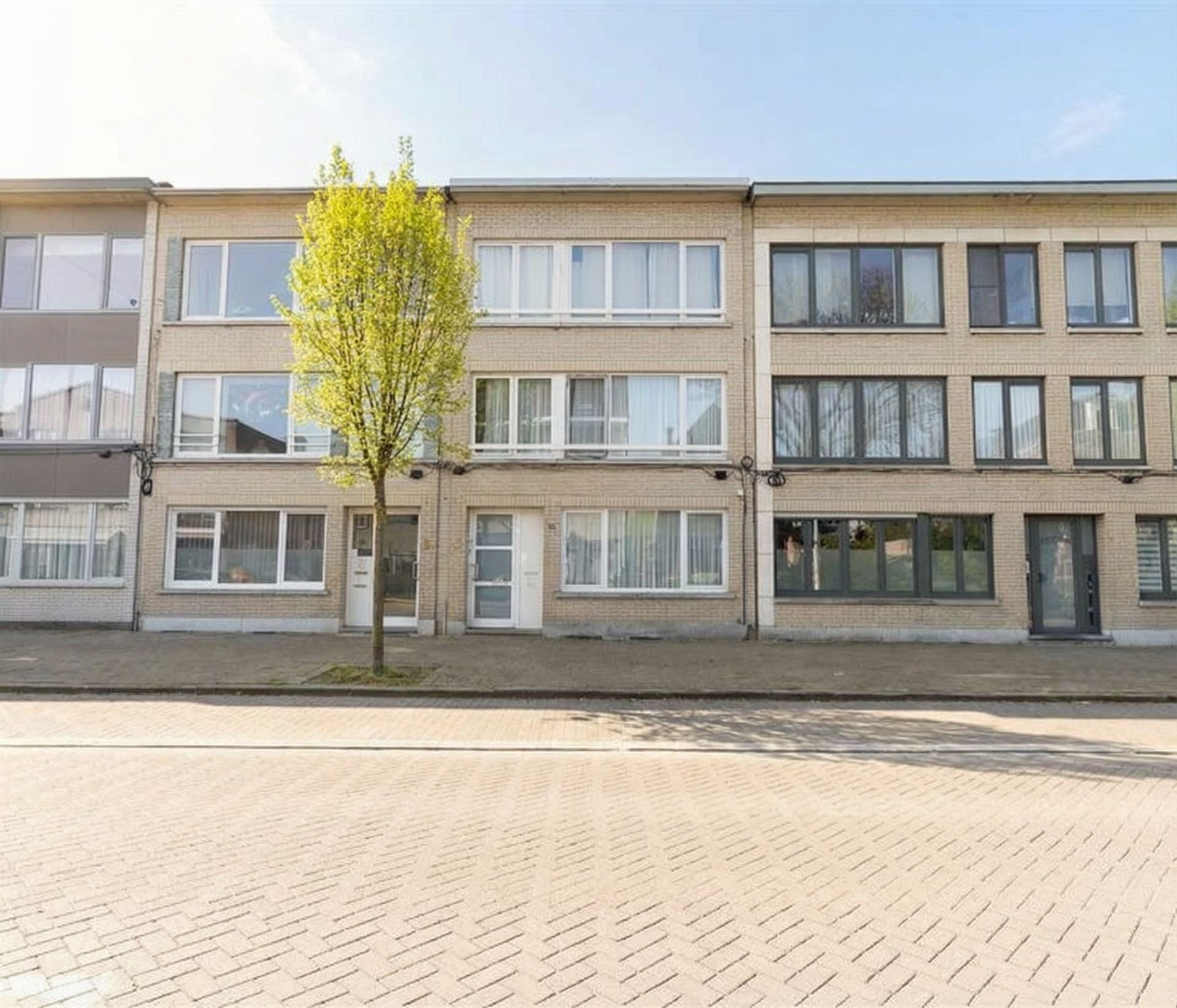 Appartement op 1ste verdieping met 3 SLPK + terras! - foto 1
