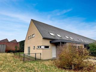 MOOIE EN RUIME WONING IN WOONERF MET:Gelijkvloers: inkomhal met afzonderlijke WC; living met open, ingerichte keuken met afwasbak, kookplaat,...