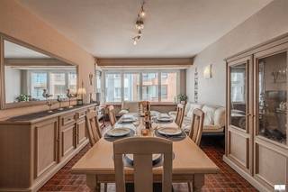 Welkom in dit fantastische appartement gelegen in het hart van Middelkerke, een ideale locatie voor wie geniet van de kust- en strandlevensstijl. Dit ruime en goed onderhouden appartement biedt alles wat u nodig heeft voor comfortabel wonen.De woonkamer is licht en uitnodigend, uitgerust met een gezellige zithoek en een ruime eetruimte, perfect voor familiemomenten en gasten. De aanwezigheid van een smaakvolle open haard voegt extra warmte en gezelligheid toe.De slaapkamers zijn praktisch ingedeeld en voorzien van voldoende opbergruimte. Een van de kamers beschikt over een comfortabel tweepersoonsbed, terwijl andere kamers flexibel ingedeeld kunnen worden volgens uw behoeften, inclusief ruimte voor stapelbedden.De moderne badkamer is volledig uitgerust met een inloopdouche, spiegelkast en alle nodige voorzieningen. De keuken is functioneel ingericht en biedt genoeg werkruimte voor dagelijks gebruik.Een bijzonder voordeel van dit appartement is de toegang tot een balkon met uitzicht, ideaal voor het genieten van frisse zeelucht.Dit appartement combineert comfort, bereikbaarheid en een prime locatie aan zee.