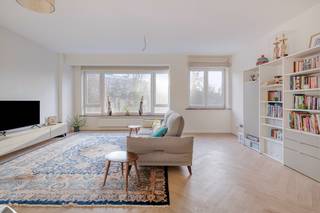 Dit kwalitatief afgewerkte appartement is gelegen op de Rubenslei, met een open zicht op groen, op de 3de verdieping van een verzorgd gebouw. De ligging is uiterst centraal, op wandelafstand van winkels, openbaar vervoer, Franklin Rooseveltplaats en Antwerpen-Centraal.<br />Het appartement beschikt over een ruime en lichtrijke leefruimte, een volledig uitgeruste keuken met eigen terrasje en een praktische inkomhal met ingemaakte kasten. Via de nachthal met apart toilet bereikt men twee volwaardige slaapkamers en een moderne badkamer met inloopdouche en lavabomeubel.<br />Een absolute meerwaarde is het uitzonderlijk ruime terras aan de achterzijde van het gebouw, ideaal om in alle rust te ontspannen of te genieten van het uitzicht.<br />Daarnaast beschikt het appartement over twee private kelderruimtes, wat zorgt voor extra bergruimte en comfort. Extra troeven zijn het gunstig EPC en de conforme elektrische installatie, wat deze eigendom onmiddellijk bewoonbaar en zorgeloos maakt.