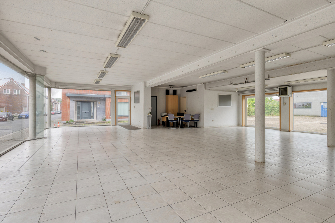 Veelzijdig pand met showroom, duplexappartement, magazijn en ruime parking - photo 4