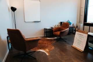 Dit moderne complex genaamd Health & Training Center Schiervelde biedt een instapklare kantoorruimte te huur in Roeselare. Met een oppervlakte van ca. 19 m² is dit privékantoor uitermate geschikt voor vrije beroepen, een schoonheidssalon of een nagelsalon. Dit multifunctionele bedrijfsvastgoed is vlot bereikbaar en biedt een professionele basis voor uw onderneming.<br /><br />Het kantorencomplex is vlot bereikbaar via de Rijksweg of de Westlaan. Gelegen in de regio Schiervelde te Roeselare bevindt dit pand zich langs een drukke invalsweg, wat zorgt voor een uitstekende visibiliteit en vlotte verbindingen.<br /><br />Indeling van het pand:<br />Het kantoor bevindt zich op de eerste verdieping en heeft een oppervlakte van ca. 19 m². Bij de huur van deze kantoorruimte te huur in Roeselare is het gemeenschappelijke gebruik en het onderhoud van de volgende gedeelde ruimtes inbegrepen:<br /><br />- Gezamenlijke inkomhal<br /><br />- Comfortabele wachtzaal<br /><br />- Ingerichte keuken<br /><br />- Sanitair<br /><br />Troeven van dit kantoor van ca. 19 m²:<br /><br />- Parkeerplaatsen voor de deur zijn inbegrepen in de huurprijs<br /><br />- Onderhoud en gebruik van de gedeelde faciliteiten inclusief<br /><br />- Strategische ligging naast een apotheker en paramedische diensten in Roeselare<br /><br />Bent u op zoek naar bedrijfsvastgoed bestaande uit een kantoorruimte te huur in Roeselare? Aarzel dan niet om ons te contacteren op het nummer 051 21 22 23.<br /><br />Dit betreft een terbeschikkingstelling van kantoren met diensten.