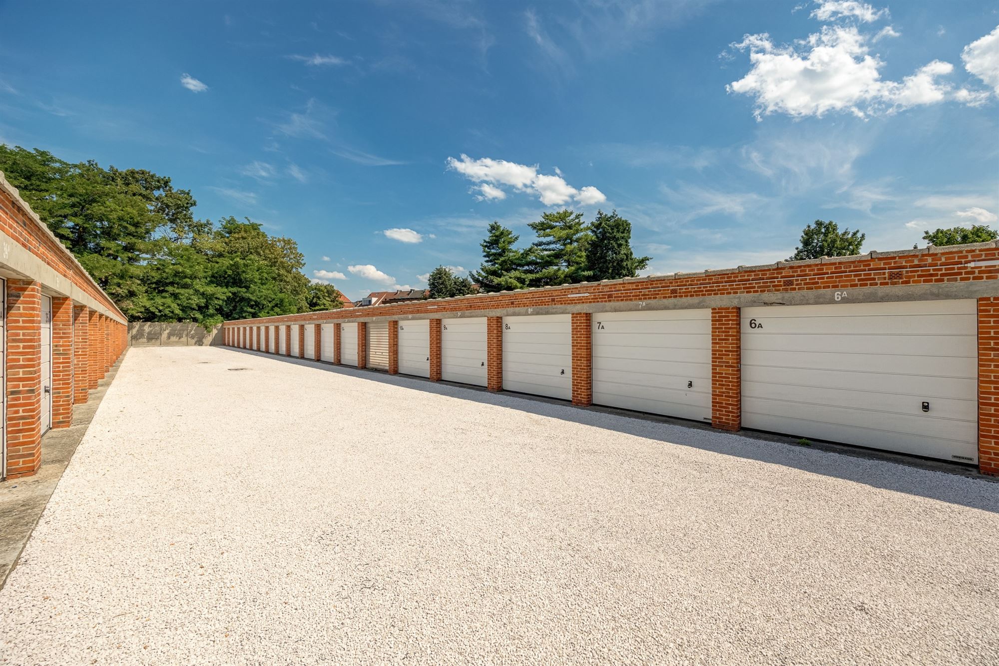 10 vernieuwde garageboxen met betonnen dak en 4% rendement - foto 4