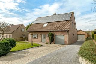 In het landelijke Zoutleeuw vind je op de Ossenwegstraat ter hoogte van nummer 101 deze charmante woning terug. Je bevindt je hier op een...