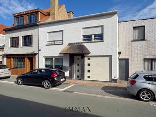 Gelegen in het sfeervolle centrum van oud-Knokke en aan de rand van het Zoute, bied deze kangoeroewoning ideale combinatie <br />van woonruimte en gemak. Het gelijkvloers beschikt over een ruime woonkamer, een volledig ingerichte keuken, twee comfortabele <br />slaapkamers, een moderne badkamer en een groot terras waar u kunt genieten van de buitenlucht. Het eerste verdiep biedt eveneens<br />een gezellige woonkamer en een ingerichte keuken, samen met één slaapkamer, een badkamer en een prachtig dakterras. <br />Bovendien is er een garage aanwezig, wat zorgt voor extra comfort en parkeergemak.<br /><br />Aarzel niet om ons te contacteren voor meer informatie: tel. 050 62 44 14 of via knokke@immax.be