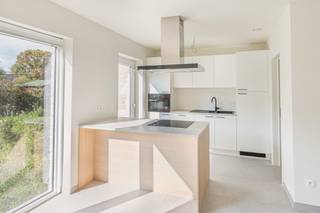 Maak kennis met project “Beversluis” in Rotselaar en ontdek deze moderne en duurzame nieuwbouwwoningen, rustig gelegen in een groene en aangename omgeving. <br />Het project omvat in totaal 18 gezinswoningen, aangevuld met een parking en een overdekte fietsenstalling. Binnen dit aanbod stellen wij nu 6 woningen voor die volledig instapklaar worden opgeleverd.<br /><br />Elke woning wordt volledig afgewerkt opgeleverd, zodat je zonder zorgen kunt verhuizen. De afwerking omvat onder meer gelakte binnendeuren voor een stijlvolle en duurzame uitstraling, professioneel uitgevoerde schilderwerken, tot in de puntjes verzorgd, en een aangelegde tuin en terras, zodat je meteen kunt genieten van je buitenruimte. <br />Dankzij deze complete afwerking hoef je geen extra werken meer te plannen of budget te voorzien. Je kiest voor comfort, kwaliteit en gebruiksklaar wonen vanaf dag één.<br />De woningen beschikken over drie slaapkamers, lichte leefruimtes en een mooie tuin, wat ze bijzonder geschikt maakt voor gezinnen of wie op zoek is naar rust en ruimte. <br /><br />De centrale ligging, dicht bij belangrijke verbindingswegen, scholen en winkels, maakt dit project extra aantrekkelijk.<br /><br />Daarnaast is er veel aandacht besteed aan energiezuinig wonen. Elke woning is uitgerust met vloerverwarming op gas, een ventilatiesysteem en zonnepanelen. Dit resulteert in een laag energiepeil en een optimaal wooncomfort, met een lagere energiefactuur als extra voordeel.<br /><br />Plan eenvoudig een bezoek via de website van Malines-Group en ontdek jouw toekomstige thuis in project Beversluis.