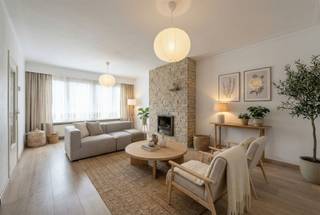 <p><span>Appartement (hoogste verdieping - 2 SLK) met zonnig terras. </span></p><p><span> </span></p><p><span>Indeling:</span></p><p><span>We bereiken deze 6de verdieping met de lift. De inkomhall van het appartement is erg ruim en beschikt over een gastentoilet, een handige berging met plaats voor de wasmachine/droger en nog een kleine vestiaire.</span></p><p><span>Langs een dubbele deur komen we in de woonkamer met terzijde een ingerichte keuken en een zuidgericht terrasje.</span></p><p><span>De badkamer is in oorspronkelijke staat en heeft een ligbad.</span></p><p><span>De beide slaapkamers liggen tegen de achtergevel.</span></p><p><span> </span></p><p><span>Extra info:</span></p><p><span>- de twee laatste foto's geven een idee van een herinrichting van de ruimten</span></p><p><span>- privatieve kelder inbegrepen</span></p><p><span>- ramen vernieuwd</span></p><p><span>- EPC: 156 kWh/(m² jaar)/label B</span></p><p><span>- elektrische installatie is conform</span></p><p><span>- gemeenschappelijke kosten: ca. 189/mnd (C.V., water, elektriciteit, blokpolis, onderhoud lift, syndicus, etc.) +  24 RF/mnd.</span></p><p><span> </span></p><p><span> </span></p>