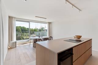 Cet appartement aux finitions luxueuses fait partie de la nouvelle construction AQUILO à Sint-Idesbald. <br /><br />Le caractère économe en énergie est déterminé par des panneaux solaires individuels par appartement, une isolation étendue et une pompe à chaleur ainsi qu'un système de ventilation équilibré D. Les surfaces spacieuses soulignent le cachet luxueux des appartements.<br />Découvrez une opportunité exclusive de vivre au cœur de Saint-Idesbald, où confort moderne et style de vie élégant se rencontrent. <br /><br />L'appartement est situé au deuxième étage et se compose comme suit:<br />Entrée avec toilette et débarras, séjour lumineux avec cuisine ouverte, 2 chambres, 1 salle de bain, terrasse exposée sud-ouest et grenier spacieux de rangement.<br /><br />Achat obligatoire du stationnement et du rangement au sous-sol non inclus dans le prix. <br /><br />Surface appartement: 123,51 m²<br />Surface terrasse: 20,10 m²<br />Surface grenier: 20,84 m²<br /><br />Vous souhaitez plus d’informations ou un rendez-vous à notre agence? Contactez-nous sans engagement au 058 62 27 51 ou thijs@vlaemynck.be