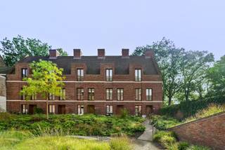 Deze instapklare nieuwbouwwoning werd in 2023 opgeleverd en maakt deel uit van het nieuwbouwproject "De Groene Wal". Typerend zijn de grote ramen die voor voldoende daglicht zorgen en die de bewoners laten genieten van de unieke zichten.<br /><br />Deze woning wordt verkocht inclusief het volledige meubelpakket.<br /><br />=> Ligging<br />De Groene Wal is gelegen midden in het centrum van Maaseik, dichtbij de Markt. Het is een rustige plek, grenzend aan de gekende groene wal. Op wandelafstand zijn alle mogelijke faciliteiten terug te vinden: winkels, scholen, cafés en restaurants, muziekschool, apotheek, museum, post, ...<br /><br />=> Gelijkvloers <br />- Inkomhal met apart gastentoilet en vestiaireruimte<br />- Keuken met mooie eetruimte<br />- Berging/technische ruimte met aansluiting voor wasmachine<br />- Overdekt terras<br /><br />=> Eerste verdieping<br />- Leefruimte met extra ruimte voor bureau of leeshoek<br />- Slaapkamer 1<br /><br />=> Tweede verdieping<br />- Slaapkamer 2<br />- Slaapkamer 3<br />- Badkamer voorzien van toilet, douche en dubbele wastafel<br /><br />=> Zolder <br />- Dienstig voor plaatsing van technieken en kan gebruikt worden als extra bergruimte <br /><br />=> Bijzonderheden<br />- BEN-woning, E-peil <30<br />- Verlichting en gordijnen reeds voorzien<br />- Centrale ligging<br />- Groene binnentuin