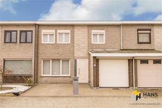 <p><span>Volledig gerenoveerde woning (129m²) met 3 slaapkamers, 1 garages en tuin (145 m²) in Berendrecht.</span></p><p><span> </span></p><p><span>In deze rustige wijk treffen we deze verzorgde prachtige woning, gelegen aan een groene (sport)weide. Een uitstekende locatie voor gezinnen met kinderen, waar rust, ruimte en veiligheid hand in hand gaan. Verschillende bushaltes bevinden zich op wandelafstand en met de wagen bereik je de snelweg in slechts enkele minuten.</span></p><p><span> </span></p><p><span>De woning werd doorheen de jaren gerenoveerd en beschikt over een praktische en logische indeling. Je komt binnen via de inkom- en traphal en loopt links eerst langs de inpandige garage van 13 m² en het apart gastentoilet, om vervolgens de open leef keuken te bereiken. De gezellige woonkamer heeft een mooie oppervlakte van 22 m² . De zuid-georiënteerde tuin van 145 m² biedt volop buitenruimte. Op de bovenverdieping bevinden zich drie slaapkamers van 8 m², 9 m² en 14 m². De badkamer is uitgerust met een douche, bad en lavabo en op de nachthal is er nog een aparte wc voorzien.</span></p><p><span> </span></p><p><span>Ben je op zoek naar een verzorgde gezinswoning op een rustige, groene locatie? Dan is dit een kans die je niet mag missen! Bewoonbare opp. 129 m² ref.: bruto vloeropp. EPC-certificaat. Voor meer info of een gratis schatting surf naar </span><span><span>www.hansimmo.be</span></span></p><p><span> </span></p><p><span> </span></p>