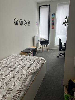 Dernière chambre avec sanitaires partagés disponible dans une résidence étudiante soignée. Cette chambre est fonctionnellement meublée et offre...