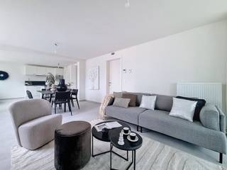 <p>In de Residentiewijk bieden wij u 28 luxe appartementen verdeeld over twee woonblokken gesitueerd in een oase van rust.<br /><br />Deze comfortabele appartementen beschikken over een degelijke leefruimte met open keuken, drie slaapkamers en een ruim terras met zicht op het water en het groen en een aparte autostaanplaats naast het gebouw.<br /><br />De gelijkvloerse appartementen hebben twee slaapkamers, een terras met privatief tuintje en een autostaanplaats.<br /><br />Het warmtenet (fossielvrij) en de ingrijpende energetische renovatie garanderen duurzaam wonen met 100% hernieuwbare groene energie. <br /><br />Droomt u ervan om te wonen in het groen, en wil u genieten van rust en de natuur? Bent u sportief aangelegd en houdt u van wandelen of fietsen, tennis, padel, golf, …<br /><br />Neem vandaag vrijblijvend contact voor een verkennend gesprek.</p>