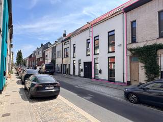 <p>Dit prachtige huis aan de Weldadigheidsstraat in het levendige Gentbrugge biedt een perfecte balans tussen comfort en stijl. Met een bewoonbare oppervlakte van 149 vierkante meter en een perceeloppervlakte van 85 vierkante meter, creëert deze woning een warme en uitnodigende sfeer voor jou en je gezin. De rustige ligging maakt het een ideale plek, met alle nodige voorzieningen binnen handbereik. In 2021 onderging het huis een zorgvuldige renovatie, die de moderne uitstraling alleen maar heeft versterkt.</p>
<p>De indeling van het huis omvat drie slaapkamers, waardoor er meer dan voldoende ruimte is voor gezinsleden of gasten. De lichte en ruime woonkamer sluit aan op een gezellige eetkamer. De goed uitgeruste keuken biedt alle nodige comfort voor de culinaire liefhebbers. Bovendien is er een badkamer en een apart toilet die praktisch gebruiksgemak aan het geheel toevoegen. Dit huis belooft niet alleen een plek om te wonen, maar een warme thuis waar je mooie momenten kunt creëren.</p>