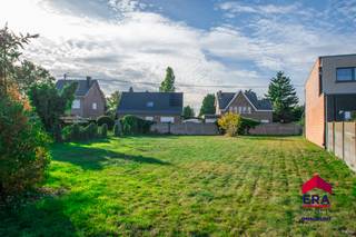 <p>Dit ruime perceel van <strong>675 m²</strong> biedt de perfecte basis voor wie wil bouwen in een rustige, goed gelegen omgeving. Hier kan je een moderne woning creëren met alle comfort en ruimte die je gezin nodig heeft.</p>
<p><strong>Bouwvoorschriften:</strong></p>
<ul><li>
<p>Bestemd voor een <strong>ééngezinswoning in halfopen bebouwing</strong></p>
</li><li>
<p><strong>Perceeloppervlakte:</strong> 675 m²</p>
</li><li>
<p><strong>Minimale voorgevelbreedte:</strong> 10 m</p>
</li><li>
<p><strong>Maximale bouwdiepte:</strong> 10 m op gelijkvloers én verdieping</p>
</li><li>
<p><strong>Bouwvrije stroken</strong> tot aan de zijdelingse perceelsgrenzen</p>
</li><li>
<p><strong>Bouwlijn:</strong> minimaal 8,23 m uit de as van de Oude Diestsestraat</p>
</li><li>
<p><strong>Maximaal 2 bouwlagen toegestaan</strong></p>
</li><li>
<p><strong>Kroonlijsthoogte:</strong></p>
<ul><li>
<p>max. <strong>6,50 m</strong> met <strong>plat dak</strong></p>
</li></ul>
</li></ul>
<p>Neem vandaag nog contact op met je ERA-makelaar voor meer informatie of een plaatsbezoek.</p>
<p>JOUW DROOMGROND. ZO GEVONDEN!</p>