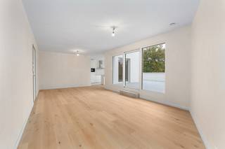 <p>Te koop: modern gesloten appartement in het centrum van Strombeek-Bever, op korte afstand van scholen, park en openbaar vervoer.</p><p> </p><p>Dit nieuwbouwappartement (bouwjaar 2025) combineert hedendaags wooncomfort met een gunstige ligging nabij invalswegen en alle voorzieningen. Het energiezuinige EPC-label A zorgt voor lage energiekosten, terwijl het terras een aangename buitenruimte biedt. De residentiële omgeving garandeert rust, met toch alle faciliteiten op wandelafstand.</p><p> </p><p><strong>Belangrijkste ruimtes:</strong></p><p>• Woonkamer met veel lichtinval en directe toegang tot het terras</p><p>• Eetkamer in open verbinding met de keuken</p><p>• Keuken met moderne afwerkingsmogelijkheden</p><p>• 3 slaapkamers</p><p>• Badkamer</p><p>• Berging voor extra opslag</p><p>• Apart toilet</p><p> </p><p><strong>Troeven:</strong></p><p>• Energiezuinig wonen (EPC-label A)</p><p>• Aangenaam Terras voor optimale zon</p><p>• Centrale ligging nabij park, scholen en openbaar vervoer</p><p>Neem vandaag nog contact op met je ERA-makelaar voor een bezoek.</p>