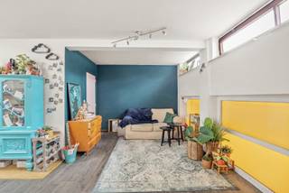 LOCATIE Dit appartement is gelegen aan Leermarkt 50 in Mechelen, pal in het hart van de stad en meteen aan de bekendste winkelstraat, de Bruul. U...