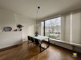 <p><span>Gezellig 2 slaapkamer appartement met terras gelegen op de tweede verdieping!</span></p><p><span>Dit charmante en praktisch ingedeelde appartement biedt alles wat je nodig hebt voor comfortabel wonen. </span></p><p><span>Dankzij de ideale ligging in de nabijheid van openbaar vervoer en belangrijke invalswegen, ben je altijd vlot onderweg. </span></p><p><span> </span></p><p><span>Het appartement heeft de volgende indeling</span><span>:</span></p><p><span> </span></p><p><span>Leefruimte &amp; keuken:</span></p><p><span>De ruime, lichte leefruimte is afgewerkt met een mooie parketvloer en geniet van een overvloed aan natuurlijk licht door de grote raampartijen. </span></p><p><span>Via een schuifwand heb je toegang tot een aanpalende kamer die perfect dienst kan doen als slaapkamer, bureau of extra leefruimtekortom: flexibel in te delen naar jouw wensen.<br />De open keuken sluit mooi aan bij de leefruimte en is uitgerust met een koelkast, vaatwasser en kookplaat. Een zeer praktische en gebruiksvriendelijke keuken! </span></p><p><span> </span></p><p><span>Slaapkamer en badkamer:</span></p><p><span>Kies je ervoor de aangrenzende ruimte als slaapkamer in te richten, dan geniet je van een bijzonder royale kamer. </span></p><p><span>Beide slaapkamers bevinden zich aan de rustige achterzijde van het gebouw en geven toegang tot het terras. De ramen zijn bovendien voorzien van vliegenramenideaal voor zomerse dagen.<br />De badkamer is compact maar uiterst praktisch ingericht, met een douche, lavabo.</span></p><p><span> </span></p><p><span>Terras &amp; kelder:</span></p><p><span>Het west gerichte terras aan de achterzijde biedt een aangename plek om te ontspannen in de namiddag- en avondzon.<br />Daarnaast beschikt het appartement over een handige kelderberging .</span></p><p><span> </span></p><p><span>Huurprijs &amp; beschikbaarheid;</span></p><p><span>Huurprijs</span><span>: €925,00 / maand</span></p><p><span>Maandelijkse kosten</span><span>: €25,00 / maand</span></p><p><span>Beschikbaar: </span><span>15/01/2026</span></p><p><span> </span></p><p><span> </span></p><p><span> </span></p>