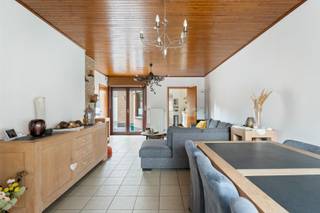 Op de benedenverdieping bevinden zich de woonkamer met aansluitend een ruime keuken, de badkamer en het bureau. Al deze ruimtes kijken uit op de tuin of het terras. Op de eerste verdieping zijn er drie slaapkamers, twee aan de voorkant van de woning en achteraan één grote met zicht op de tuin. De zolder kan perfect dienen als opbergruimte . Verder omvat de woning een inpandige garage en een extra groot tuinhuis/atelier. De uitstekende locatie zorgt er voor dat u op 5 minuutjes rijden van de R4 bent en op 10 minuten in de stad bent. <br />Voor meer info of een bezichtiging contacteer Benedicte: 0493/619 889 of Benedicte@flameestate.be