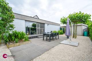<p><span>Woning met handelsruimte op een gunstige locatie in Kampenhout</span></p><p><span> </span></p><p><span>Achter deze vrijstaande woning uit 1963 schuilt een bijzonder verhaal: een thuis waar doorheen de jaren met zorg en liefde werd gewerkt aan comfort en gezelligheid. Dankzij de uitgevoerde renovaties is deze woning vandaag volledig instapklaar, klaar om een nieuw hoofdstuk te schrijven.</span></p><p><span> </span></p><p><span>Bij het betreden van de privatieve woonst word je verwelkomd in de inkomhal, die je uitnodigt om verder te ontdekken. Vooraan bevindt zich de lichtrijke keuken met gezellige ontbijtruimte: de ideale plek om de dag rustig te beginnen. Verderop kom je via de gang bij een praktische wasruimte en extra berging, met handige toegang tot de tuin. Er is ook gastentoilet. Achteraan, een warme en ruime leefruimte waar het zicht op de tuin meteen rust brengt. Hier geniet je van knusse avonden!.</span></p><p><span> </span></p><p><span>Op de verdieping vind je twee volwaardige slaapkamers en een handige bureauruimte op de overloop, dewelke perfect is voor thuiswerk. De ruime badkamer biedt alle comfort met bad, douche, dubbele wastafel en toilet.</span></p><p><span> </span></p><p><span>De zolderverdieping verrast met een derde slaapkamer, die zich ook perfect kan lenen als hobbyruimte, speelkamer of atelier.</span></p><p><span> </span></p><p><span>Buiten ontdek je een tuin rondom de woning, met een royaal terras waar het heerlijk vertoeven is. Het ruime tuinhuis geeft bovendien plaats aan al je extra materialen.</span></p><p><span> </span></p><p><span>Wat deze eigendom echt bijzonder maakt, is het afzonderlijke commerciële gedeelte met eigen ingang. </span></p><p><span>Momenteel huisvest hier een gevestigde bloemenzaak, gekend in de streek om haar kwaliteit en uitstraling. De winkelruimte, gecombineerd met een praktische stockage- en atelierruimte, biedt tal van mogelijkheden voor zelfstandigen en creatieve ondernemers. Bovendien is er ook nog een afzonderlijke garage aanwezig.</span></p><p><span> </span></p><p><span>Wens je wonen en werken naadloos met elkaar te verbinden? </span></p><p><span>Deze eigendom biedt een zeldzame combinatie van mogelijkheden: ideaal voor wie een vrij beroep wil uitoefenen, een gezin dat ruimte zoekt, of wie vooruitkijkt naar een comfortabele toekomst.</span></p><p><span> </span></p><p><span>Contacteer ons vandaag nog voor een bezoek!</span></p><p><span> </span></p><p><span>015 20 36 00 - info@domoxim.be</span></p><p><span> </span></p><p><span>domoXim. Waar dromen thuis komen!</span></p><p><span> </span></p><p><span>Ook de waarde van je </span><span>eigen</span><span> woning kennen? Wij geven je graag advies.</span></p>