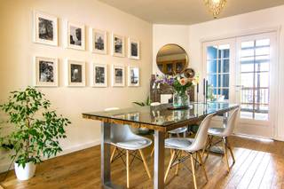 Zeer charmant, gerenoveerd 2 slaapkamer appartement met mooie authentieke elementen. <br /><br />Locatie:<br />Het appartement heeft een zeer gunstige ligging binnen de Singel, nabij het stadscentrum en openbaar vervoer. Alsook de hippe De Konincksite is op een steenworp van het appartement. <br /><br />Beschikbaar vanaf 1 maart.<br /><br />Indeling: <br />Het is gelegen op de 3de verdieping (zonder lift). <br />Ruime leefruimte met veel lichtinval en prachtige houten vloer, aparte moderne keuken voorzien van alle toestellen, 2 ruime slaapkamers (14m² en 12m²) met aansluitend aan één van de kamers een balkon (5m²). Badkamer met bad/douche met regendouche, lavabomeubel en aansluiting voor de wasmachine. Apart toilet. <br /><br />Bijzonderheden:<br />Maandelijkse kosten 25 euro (gemene delen), alle verbruik met individuele meters. <br />EPC score 259 kWh/m²