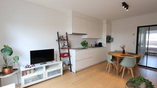 Dit moderne appartement bevindt zich op de derde verdieping van een kleinschalig appartementsgebouw.<br />Via de gemeenschappelijke inkomhal bereiken we het appartement, dat bestaat uit een lichtrijke woonkamer met open, volledig ingerichte keuken, een slaapkamer, een badkamer en een praktische berging.<br />De hal werd afgewerkt met een stijlvolle stalen deur, die het appartement een moderne uitstraling geeft.<br />De eigentijdse keuken beschikt over een duurzaam composiet werkblad en is uitgerust met volgende toestellen: een spoeltafel met afdruiprek, vaatwasser, keramische kookplaat, dampkap, koelkast en combi-oven.<br />De badkamer is voorzien van een badmeubel, een douche en een toilet.<br /><br />Aan de voorzijde van het appartement bevindt zich een aangenaam zonneterras.<br /><br />Troeven van dit appartement:<br />- Centrale ligging.<br />- Volledig geschilderd.<br />- Parketvloer met vloerverwarming.<br />- Zonnescreens aanwezig.<br />- Verlichtingsarmaturen aanwezig. <br /><br />Op het gelijkvloers beschikt het appartement bovendien over een extra private berging met aansluiting voor een wasmachine.<br />Achter het gebouw bevindt zich een afgesloten fietsenberging.<br />Er is geen lift aanwezig in het gebouw.<br /><br />Beschikbaar vanaf 1 oktober 2026.<br />Gemeenschappelijke kosten: € 30 per maand.<br /><br /><strong><u>Benieuwd naar dit appartement ? </u></strong><br />Ga naar de website www.dicasa.be, klik op het pand dat je wenst te huren. Via de knop "Bezoek aanvragen" vragen we u kort een profiel in te vullen.<br />Daarna nemen we contact op voor een bezoek. Telefonisch kunnen er geen afspraken gemaakt worden.
