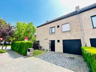 Prachtige woning gelegen te Roeselare aan het Koningin Astridplein. Deze rustige woonwijk is ideaal gelegen door zijn nabijheid van station,...