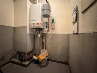 Dit ruime gelijkvloers appartement in Nieuwkerken-Waas biedt een aangename en comfortabele woonomgeving. De lichtrijke living vormt het hart van...