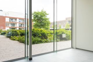 Deze afgewerkte en volledig instapklare handelsruimte bevindt zich op het Leanderhof te Zwevegem. Dankzij de grote raampartijen geniet u van een...