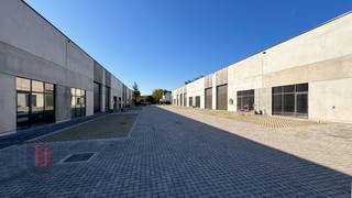 Nieuwbouw KMO-unit met een oppervlakte van 240 m² te huur met een fantastische ligging langs de commerciële Brusselbaan te Hekelgem (Affligem).De...